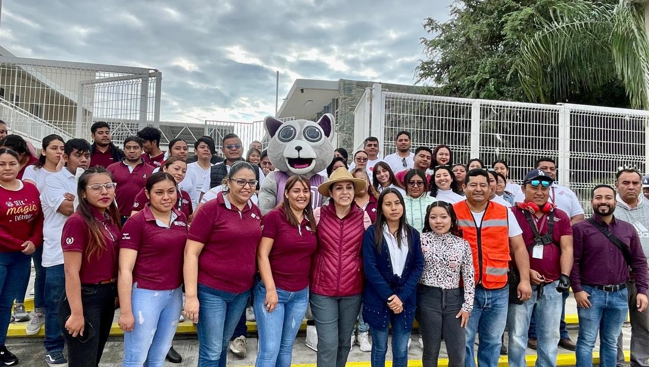 Ser una institución educativa referente a nivel nacional, que conforma una comunidad dinámica y consciente, capaz de transformar 
								positivamente su entorno.